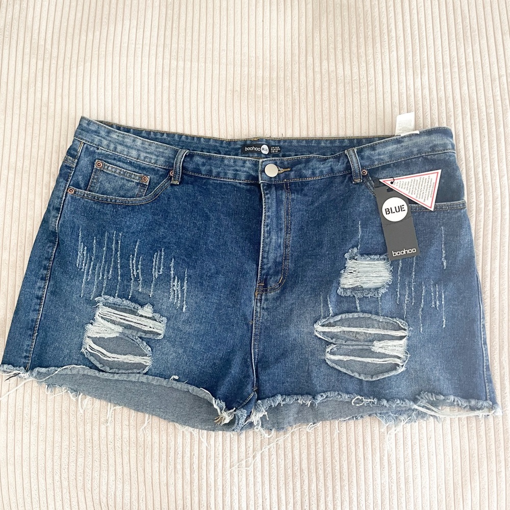 BOOHOO PLUS DISTRESSED RIPPED HEM JEAN SHORTS